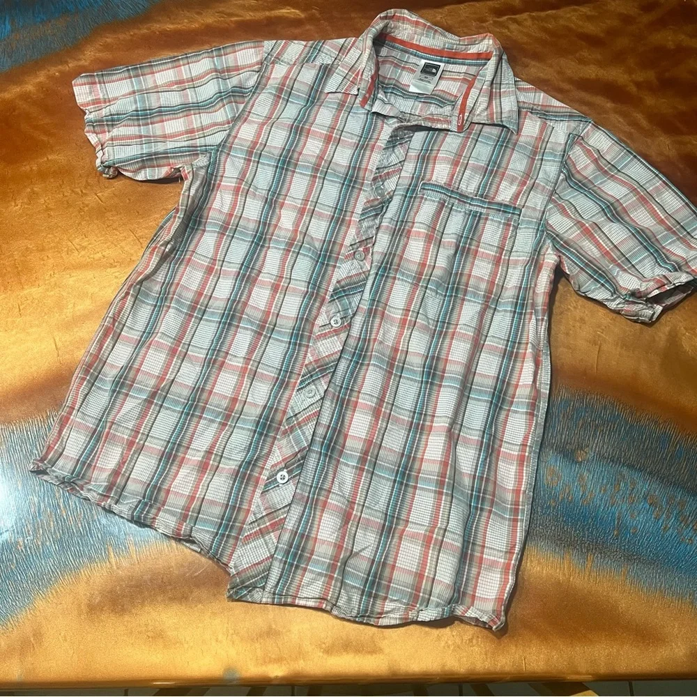 North Face plaid button down short sleeve shirt vented size small